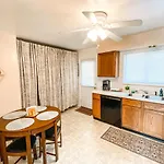 Pikes Peak Views Cozy Well Stocked Home Near Parks, Downtown